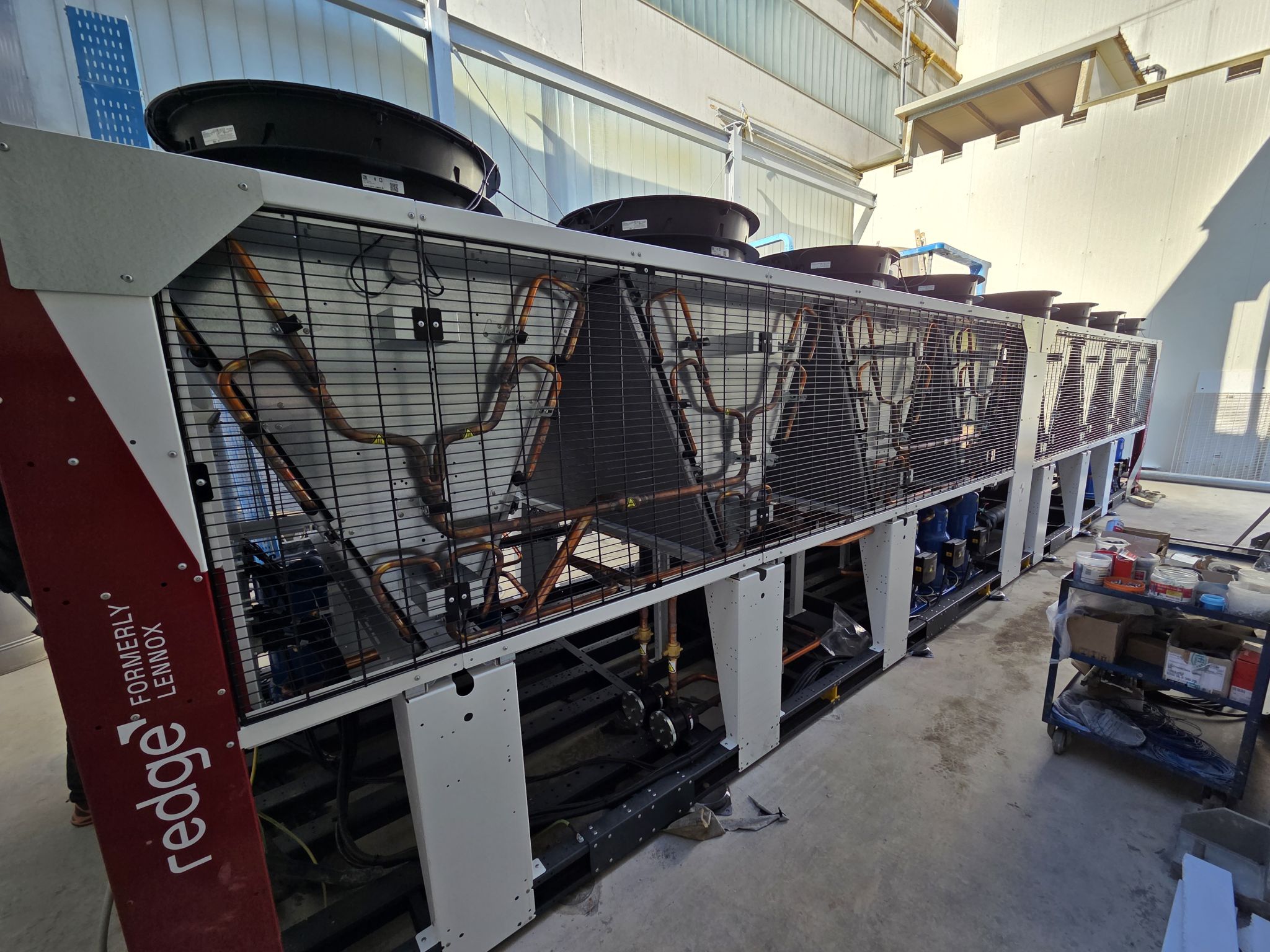 Schnelle Lieferung eines 1-MW-Kaltwassersatzes von Redge für ein Industrie-Kälteprojekt mit Fernüberwachung
